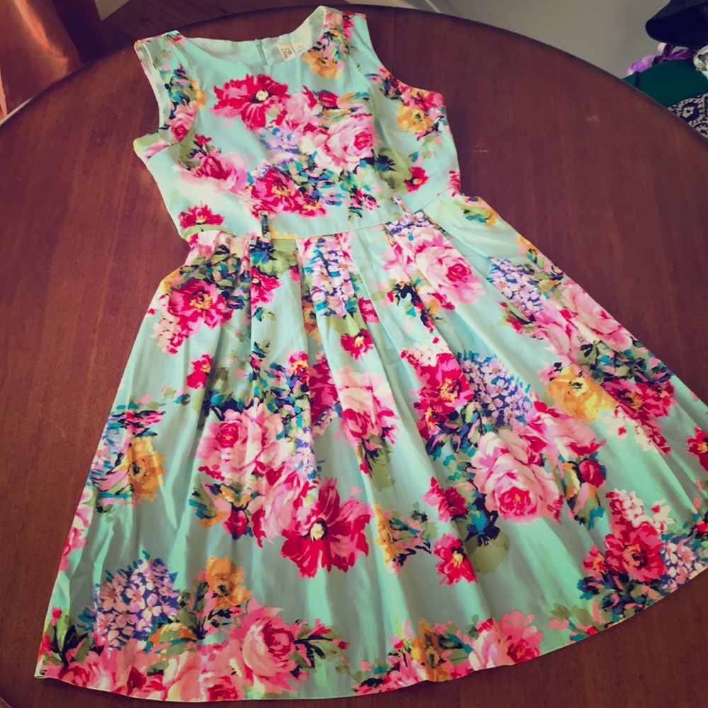 Women’s size 10 mint floral print dress